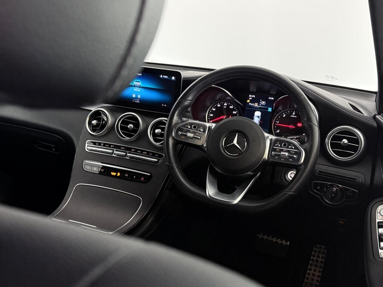 Mercedes-Benz GLC thumbnail Interior Front