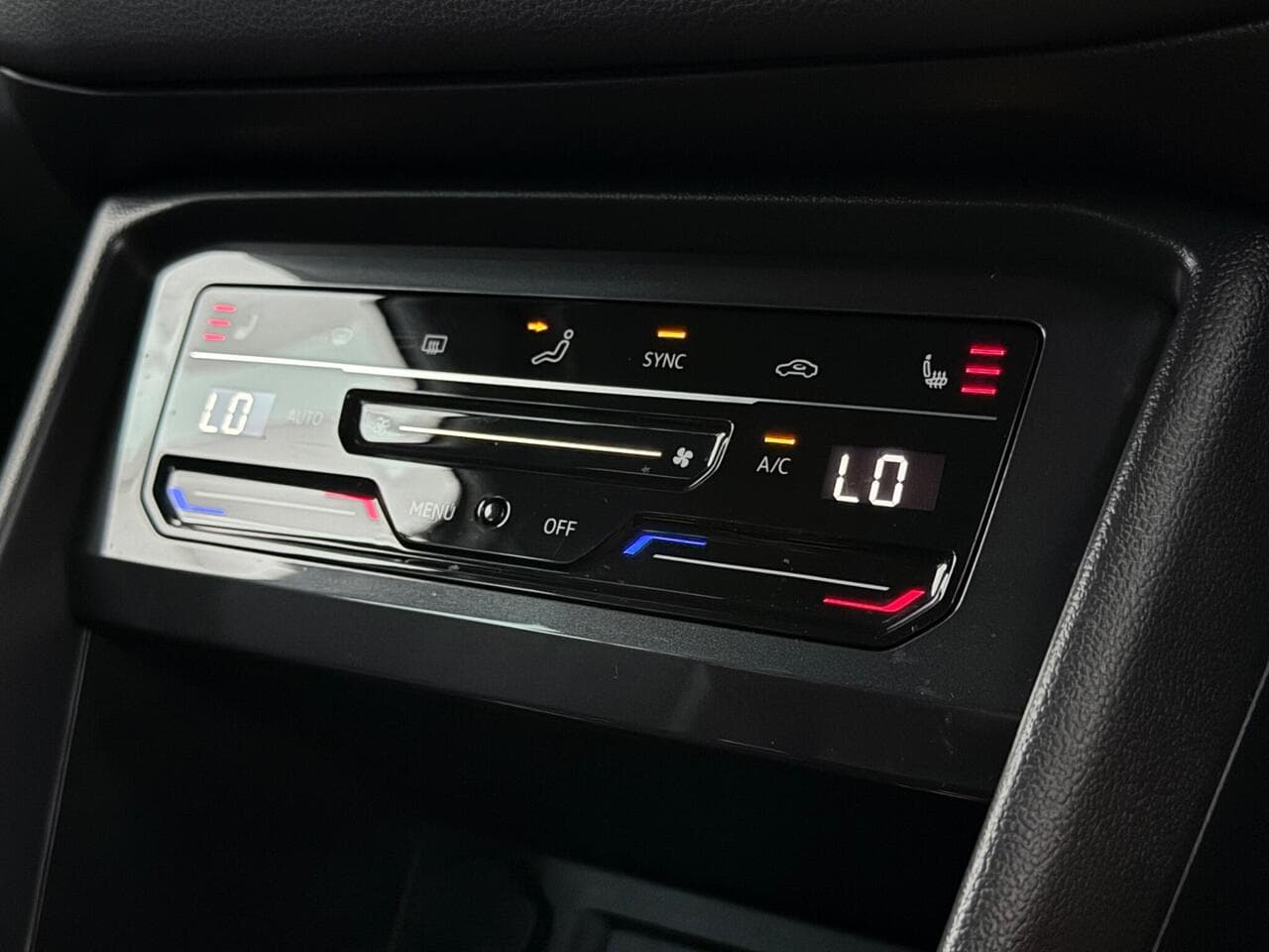 Volkswagen Tiguan thumbnail Infotainment System