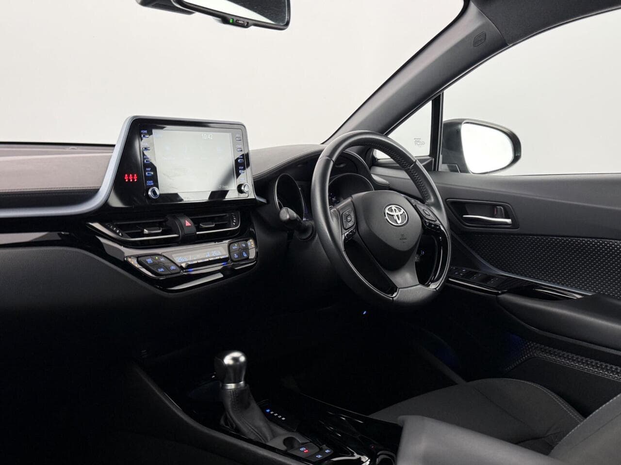 Toyota C-HR thumbnail Interior Front