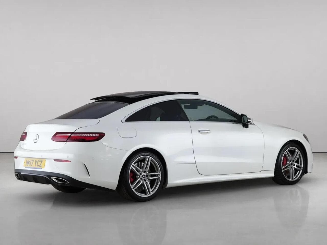 Mercedes-Benz E Class thumbnail Rear Right
