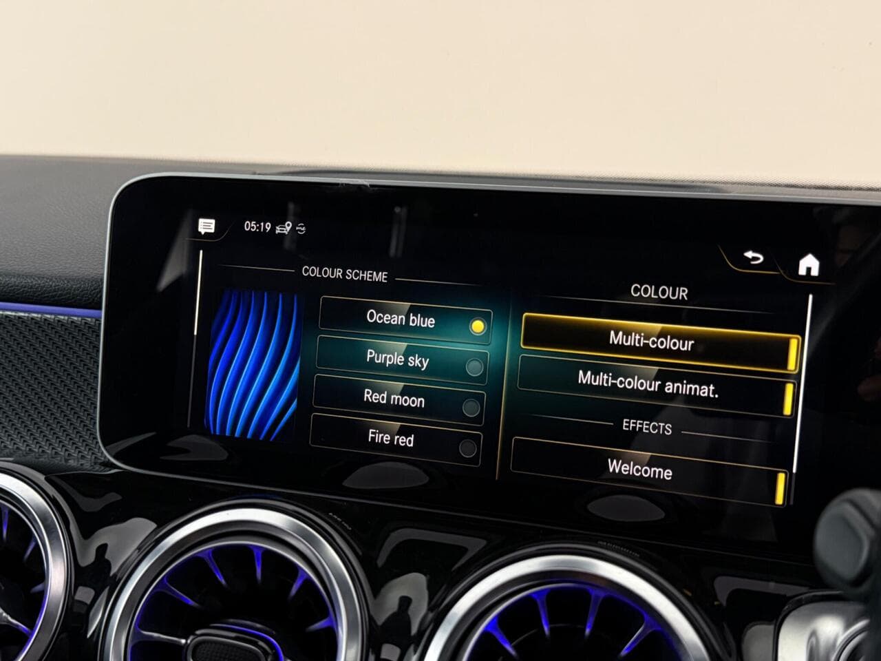 Mercedes-Benz GLB thumbnail Infotainment System