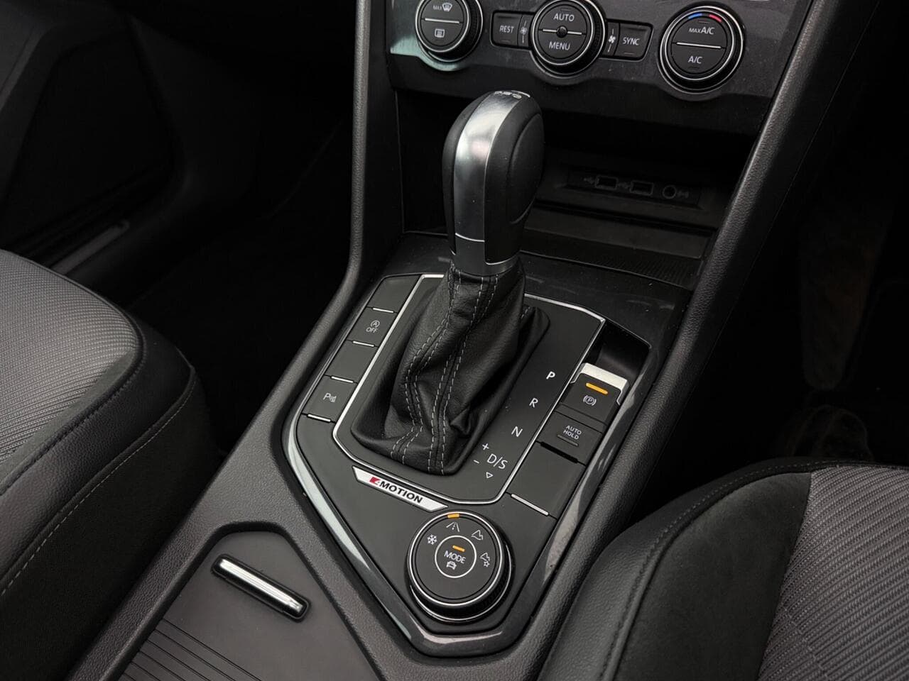 Volkswagen Tiguan thumbnail Interior Front