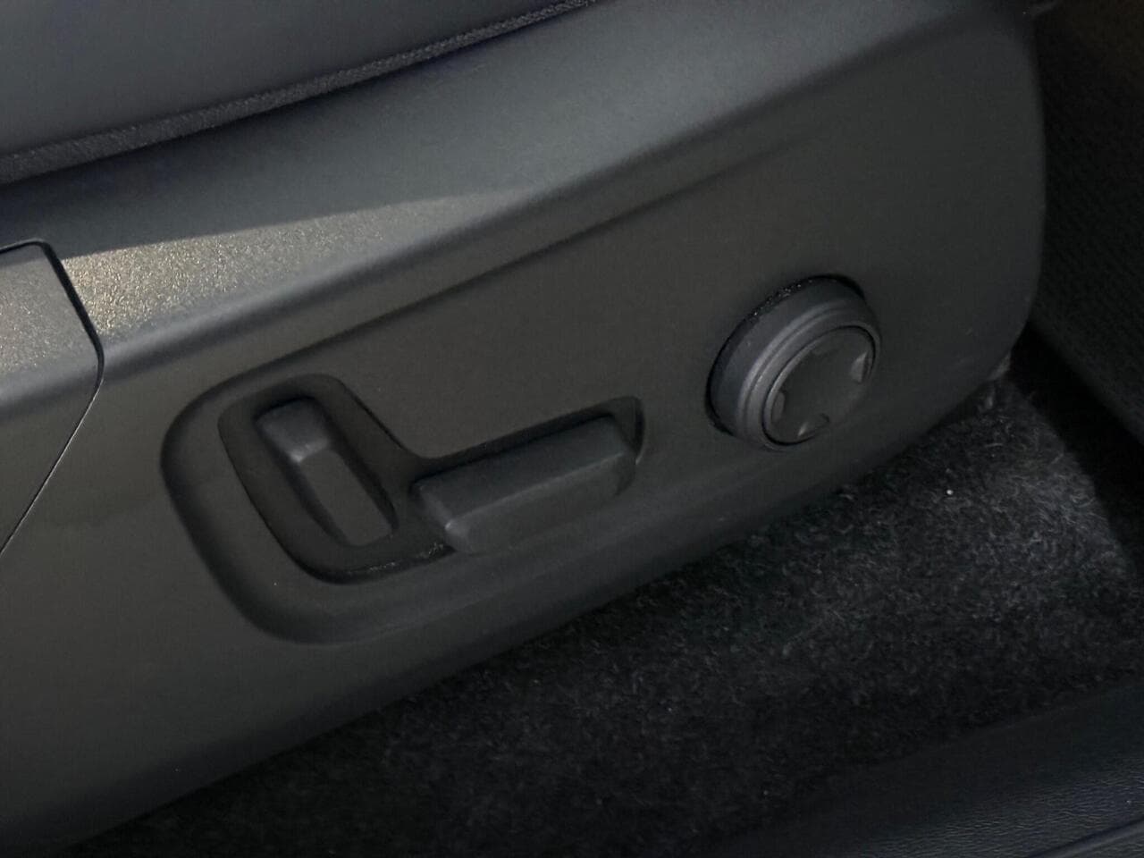Volvo XC40 thumbnail Misc Controls