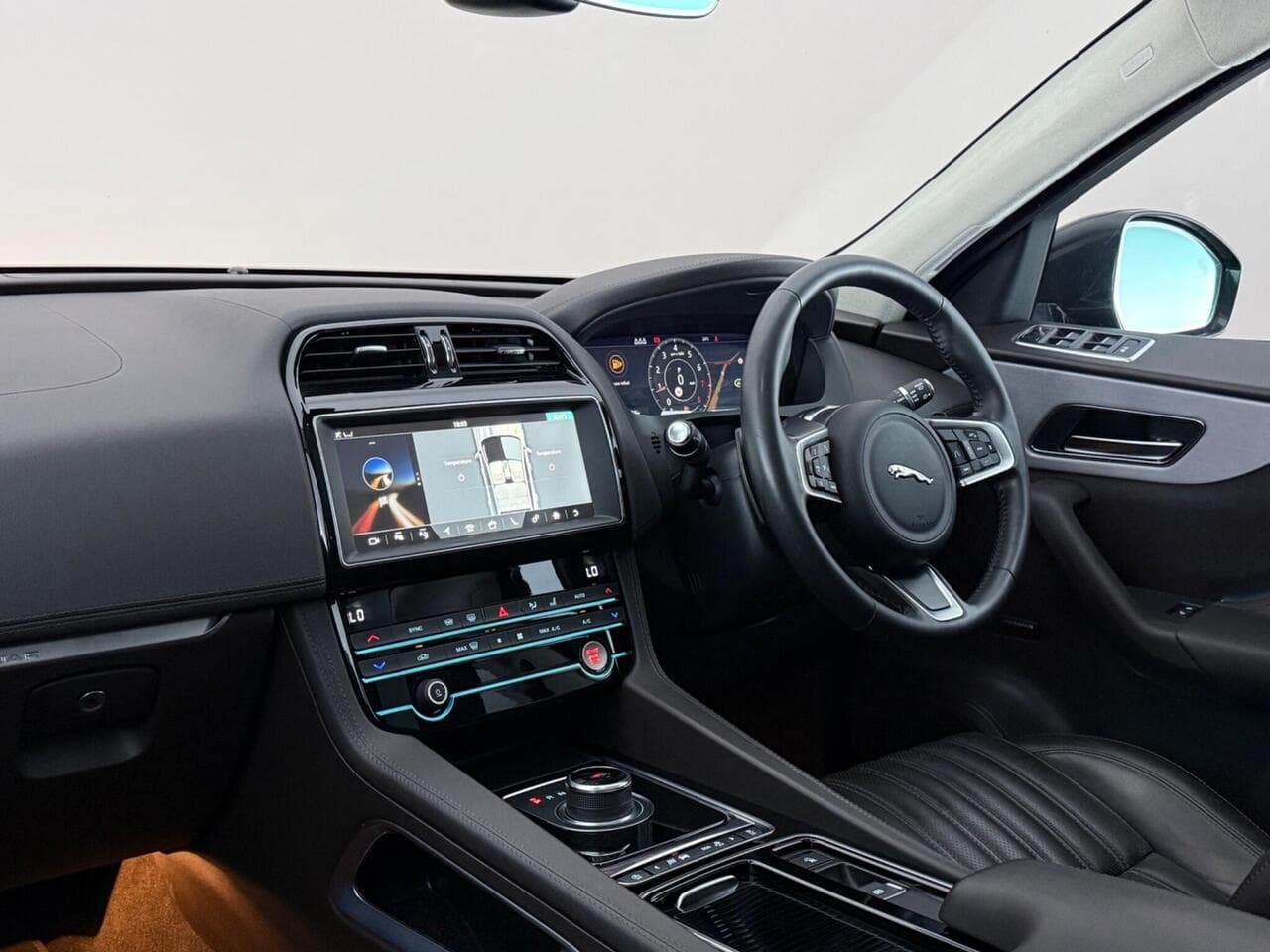 Jaguar F-PACE thumbnail Interior Front