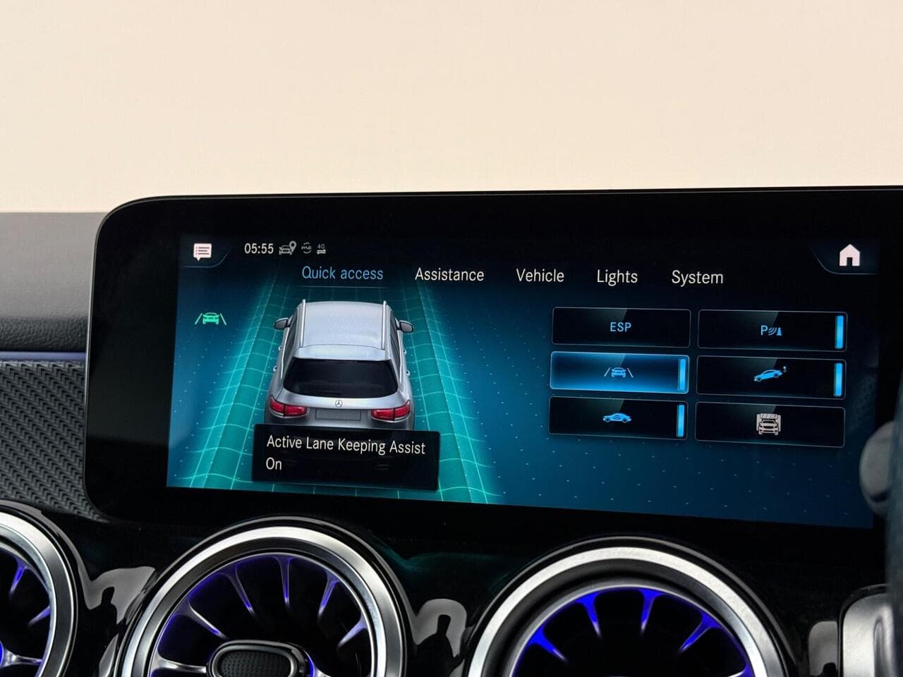 Mercedes-Benz GLB thumbnail Infotainment System