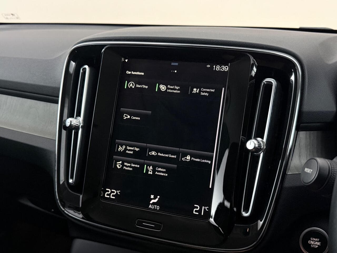 Volvo XC40 thumbnail Infotainment System
