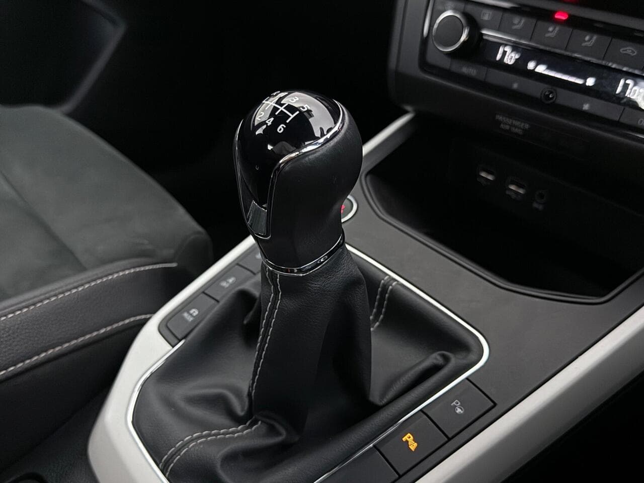 SEAT Arona thumbnail Interior Front
