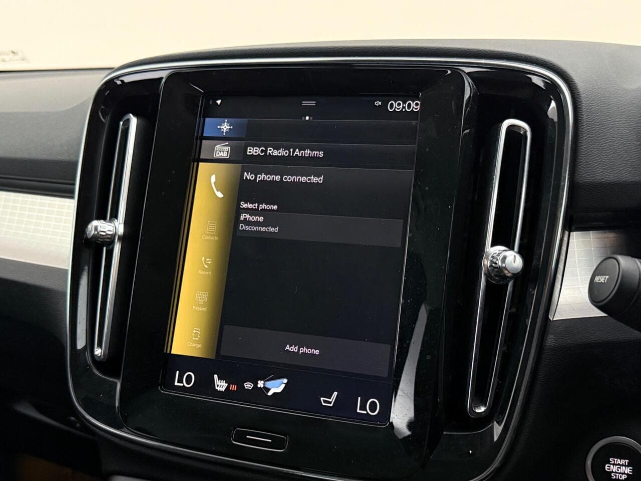 Volvo XC40 thumbnail Infotainment System