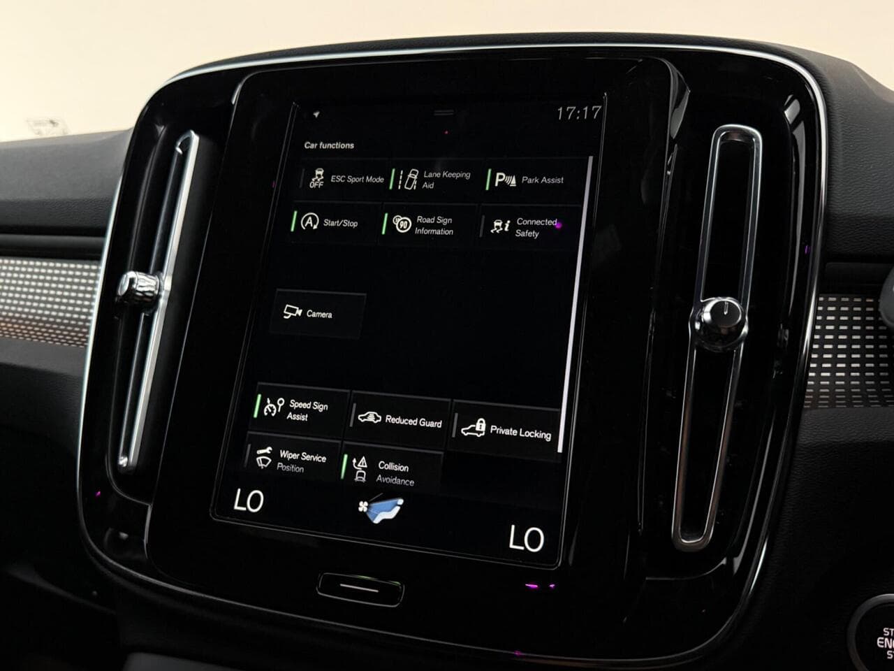 Volvo XC40 thumbnail Infotainment System