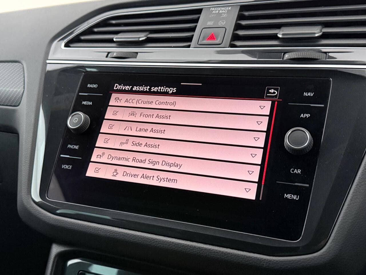 Volkswagen Tiguan thumbnail Infotainment System