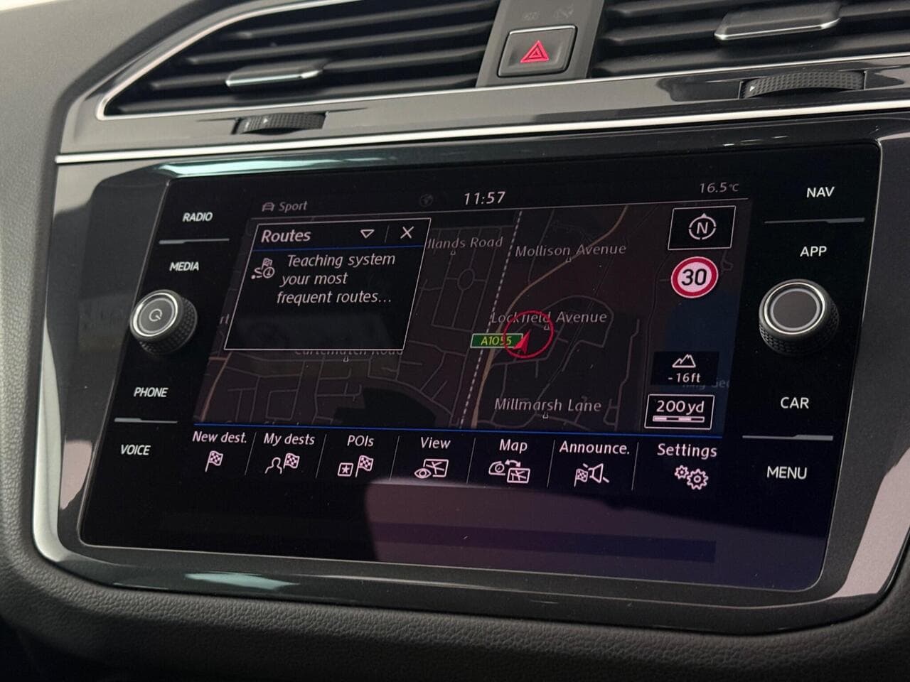Volkswagen Tiguan thumbnail Infotainment System