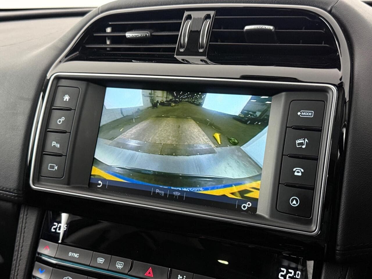 Jaguar F-PACE thumbnail Infotainment System