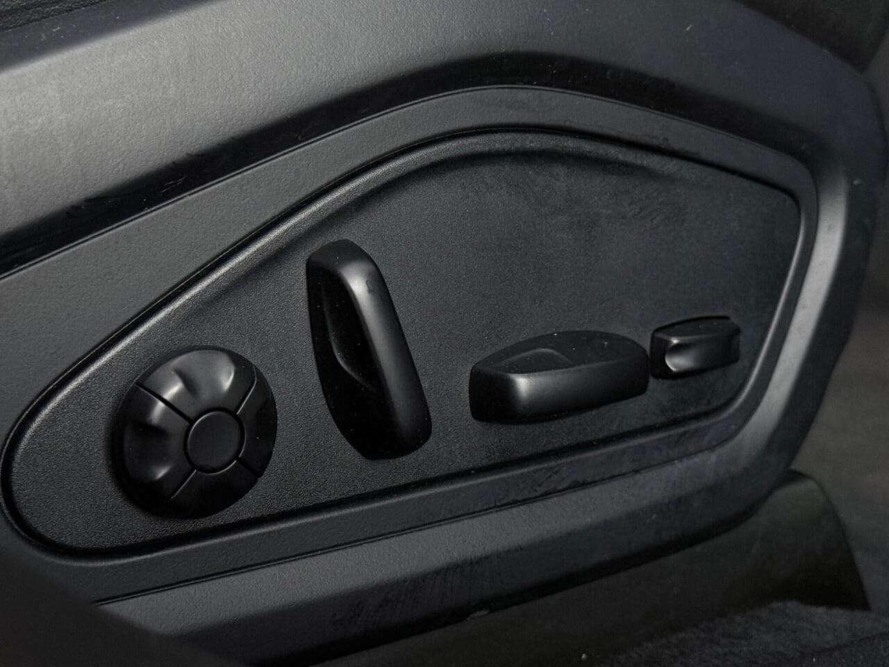 Porsche Taycan thumbnail Misc Controls
