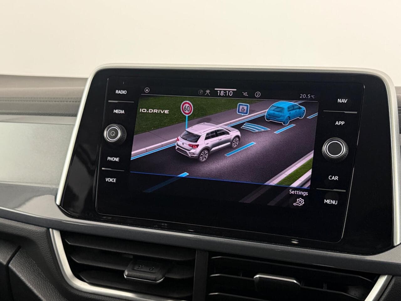 Volkswagen T-Roc thumbnail Infotainment System