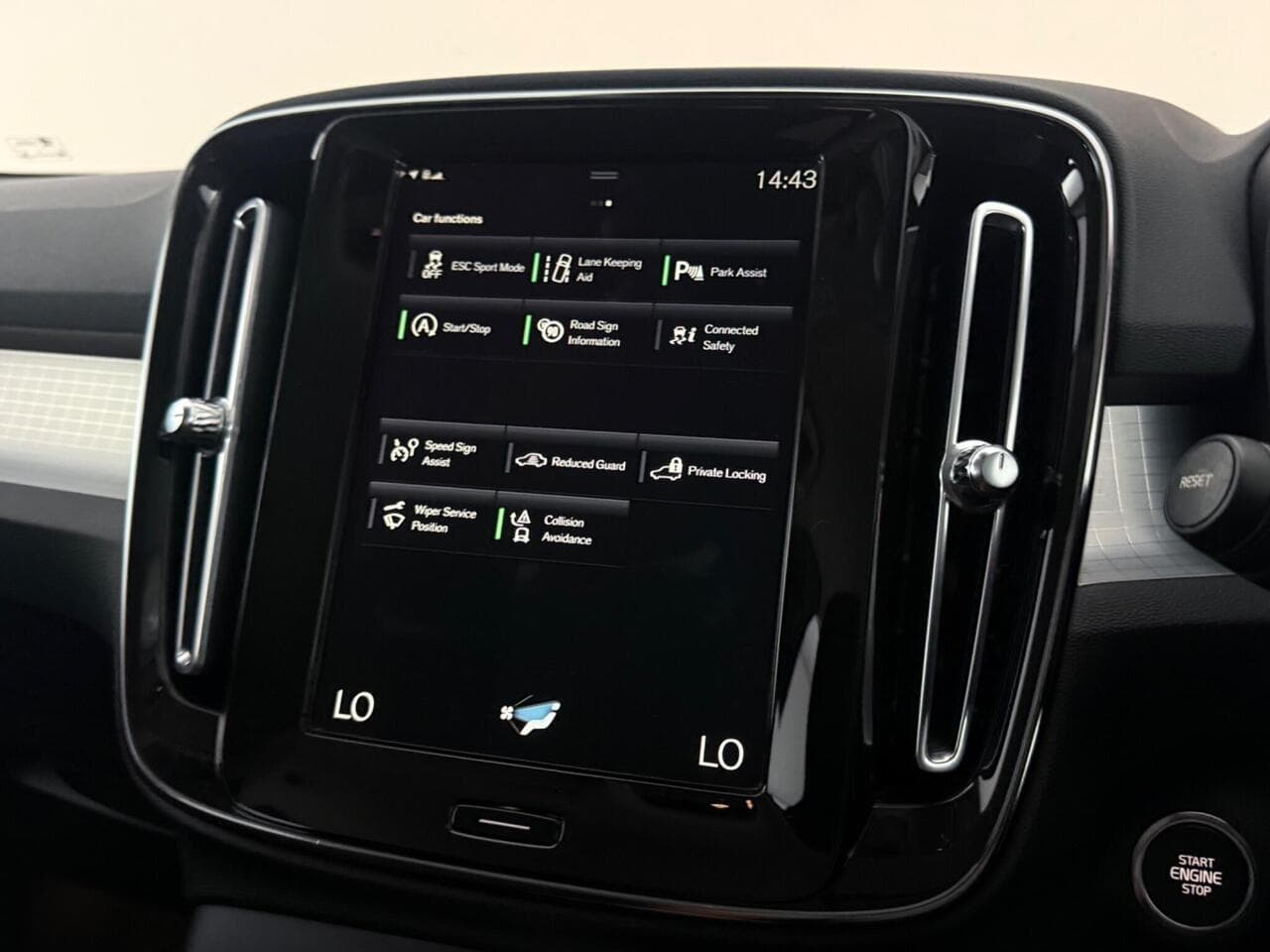 Volvo XC40 thumbnail Infotainment System