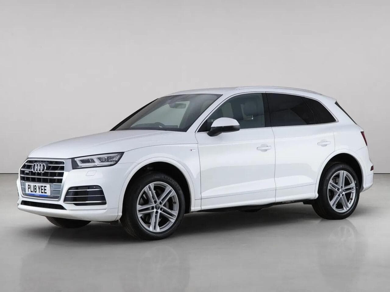 Audi Q5 thumbnail Front Left