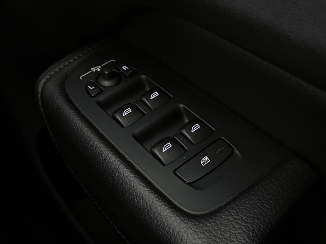 Volvo XC60 thumbnail Misc Controls