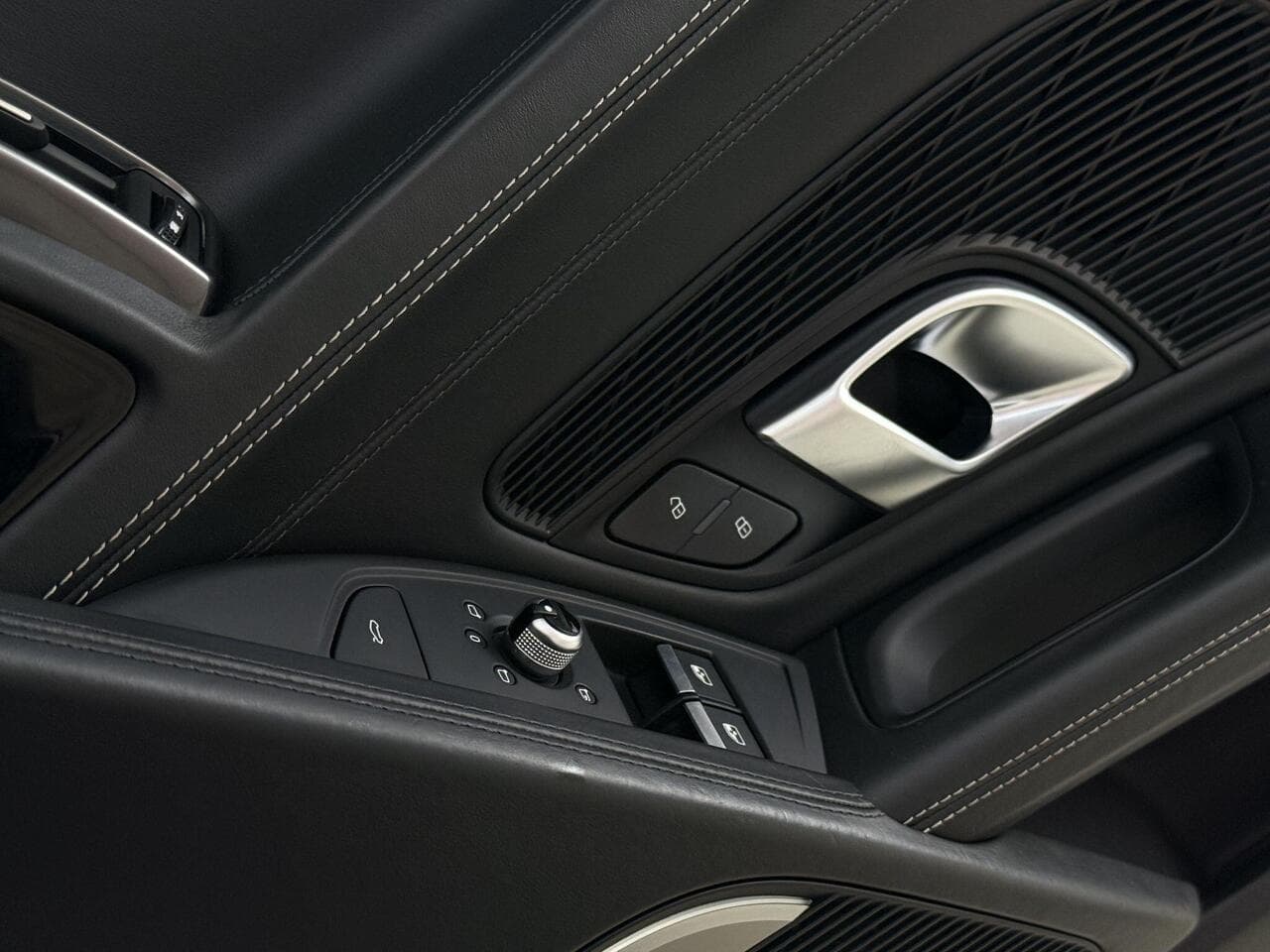 Audi R8 thumbnail Misc Controls
