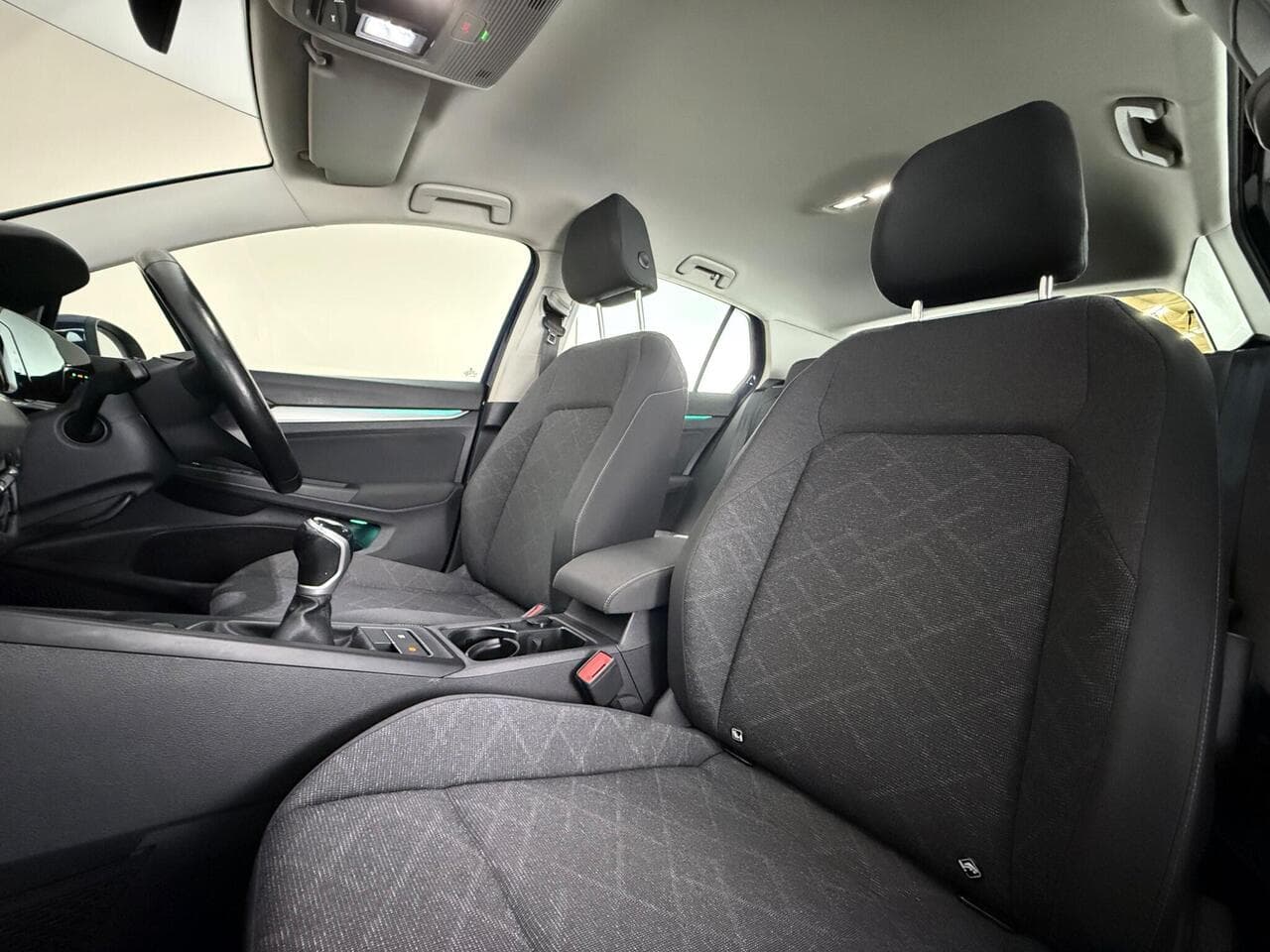 Volkswagen Golf thumbnail Seat Front Passenger