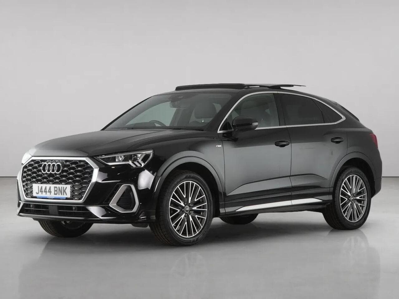 Audi Q3 thumbnail Front Left