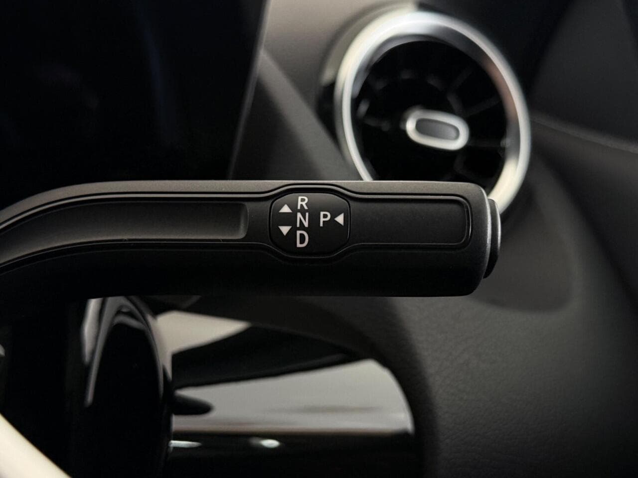 Mercedes-Benz GLA thumbnail Misc Controls