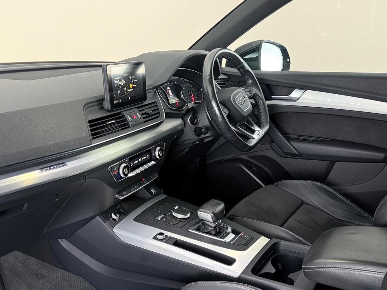 Audi Q5 thumbnail Interior Front