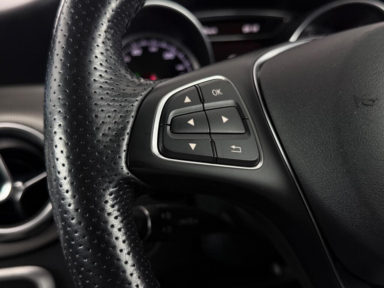Mercedes-Benz GLA thumbnail Misc Controls