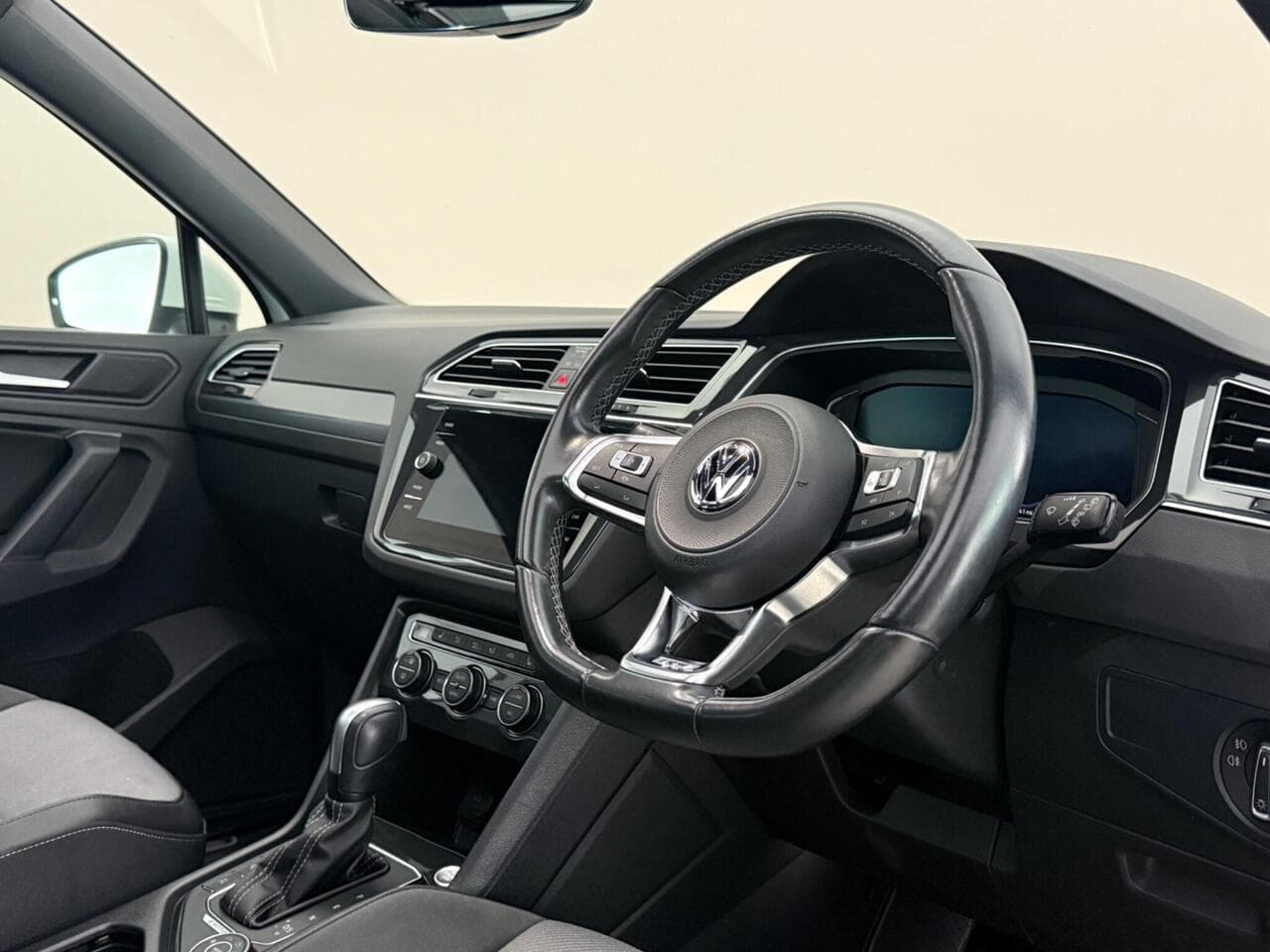 Volkswagen Tiguan thumbnail Interior Front