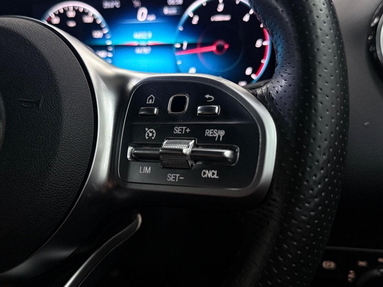 Mercedes-Benz GLB thumbnail Misc Controls