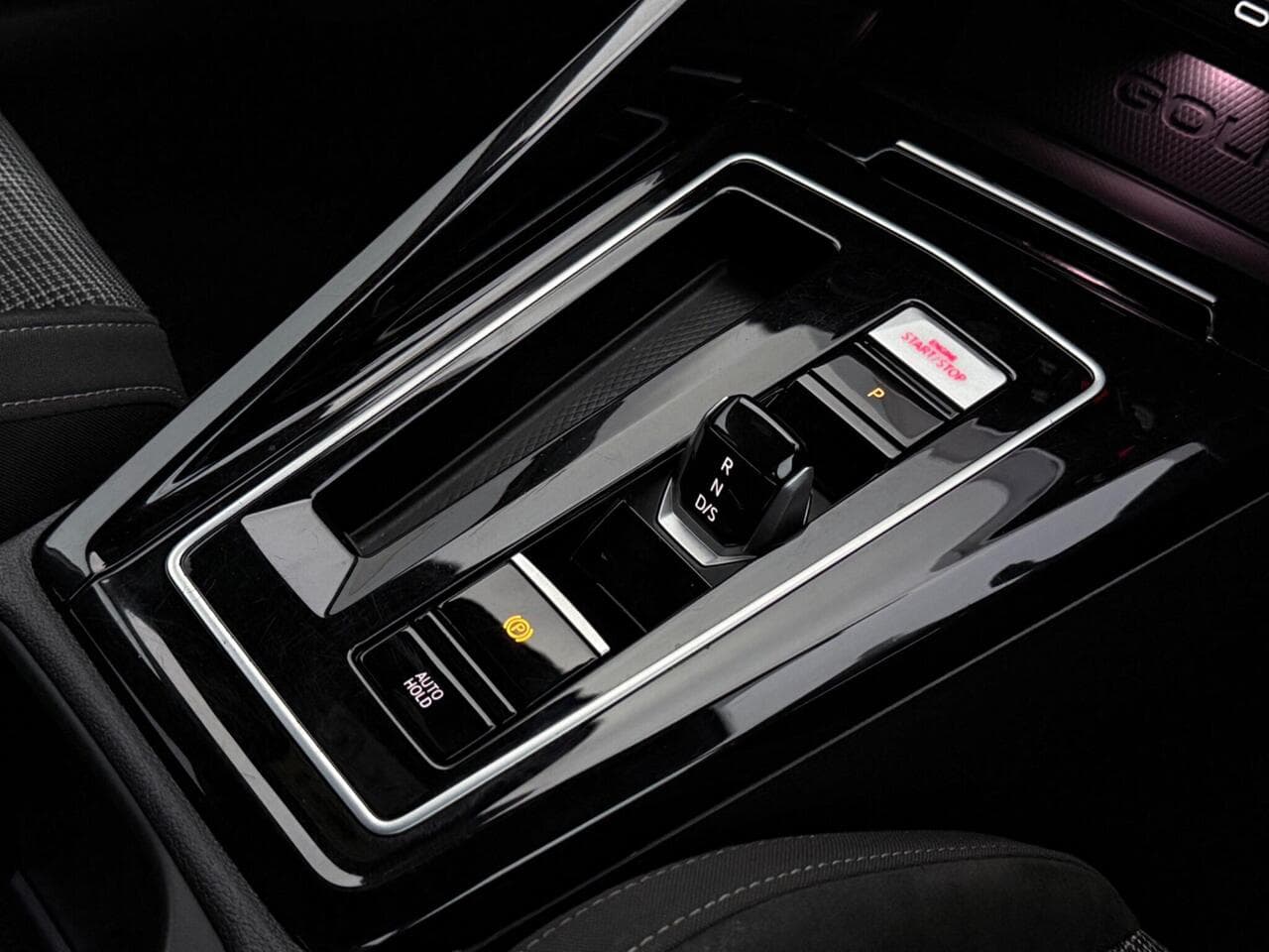 Volkswagen Golf thumbnail Interior Front
