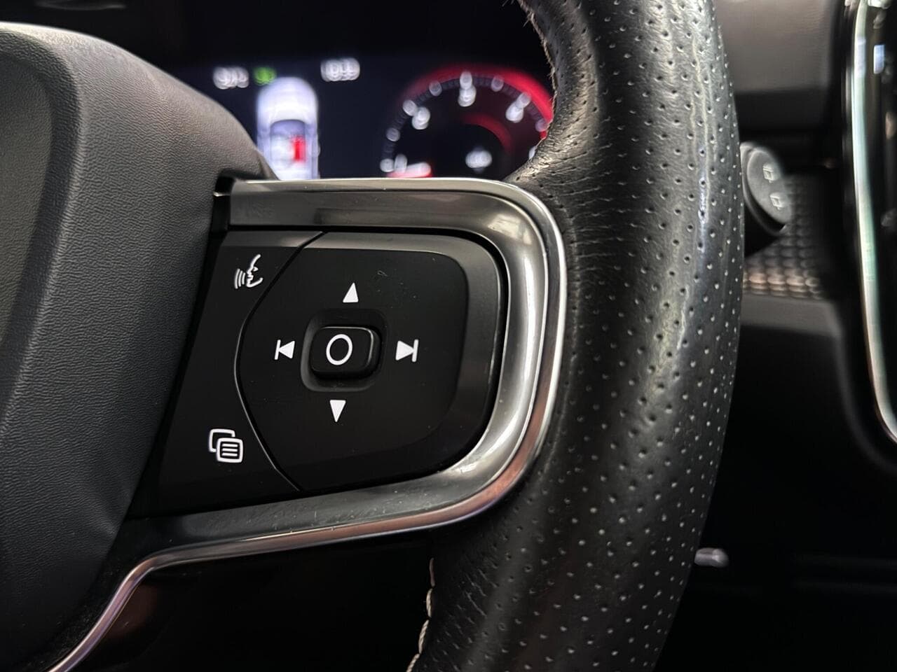 Volvo XC40 thumbnail Misc Controls