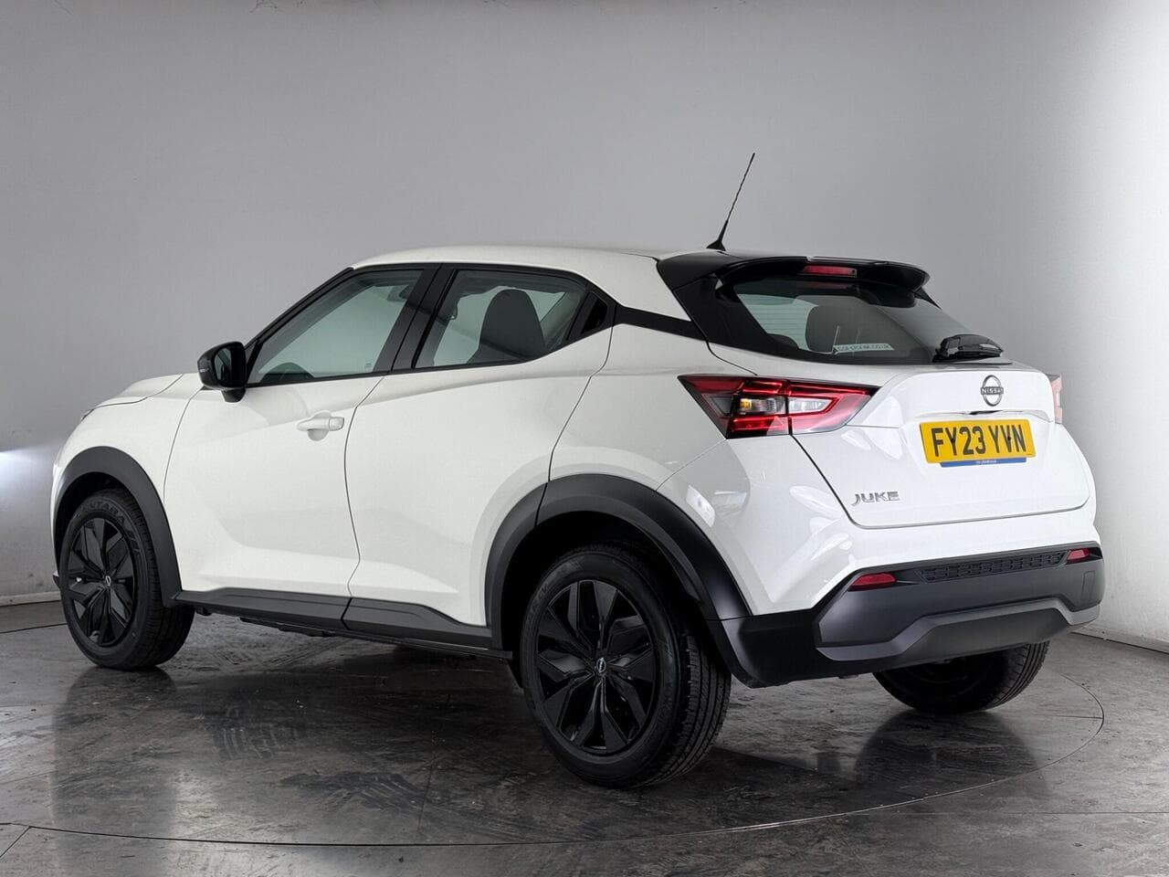 Nissan Juke thumbnail Rear Left