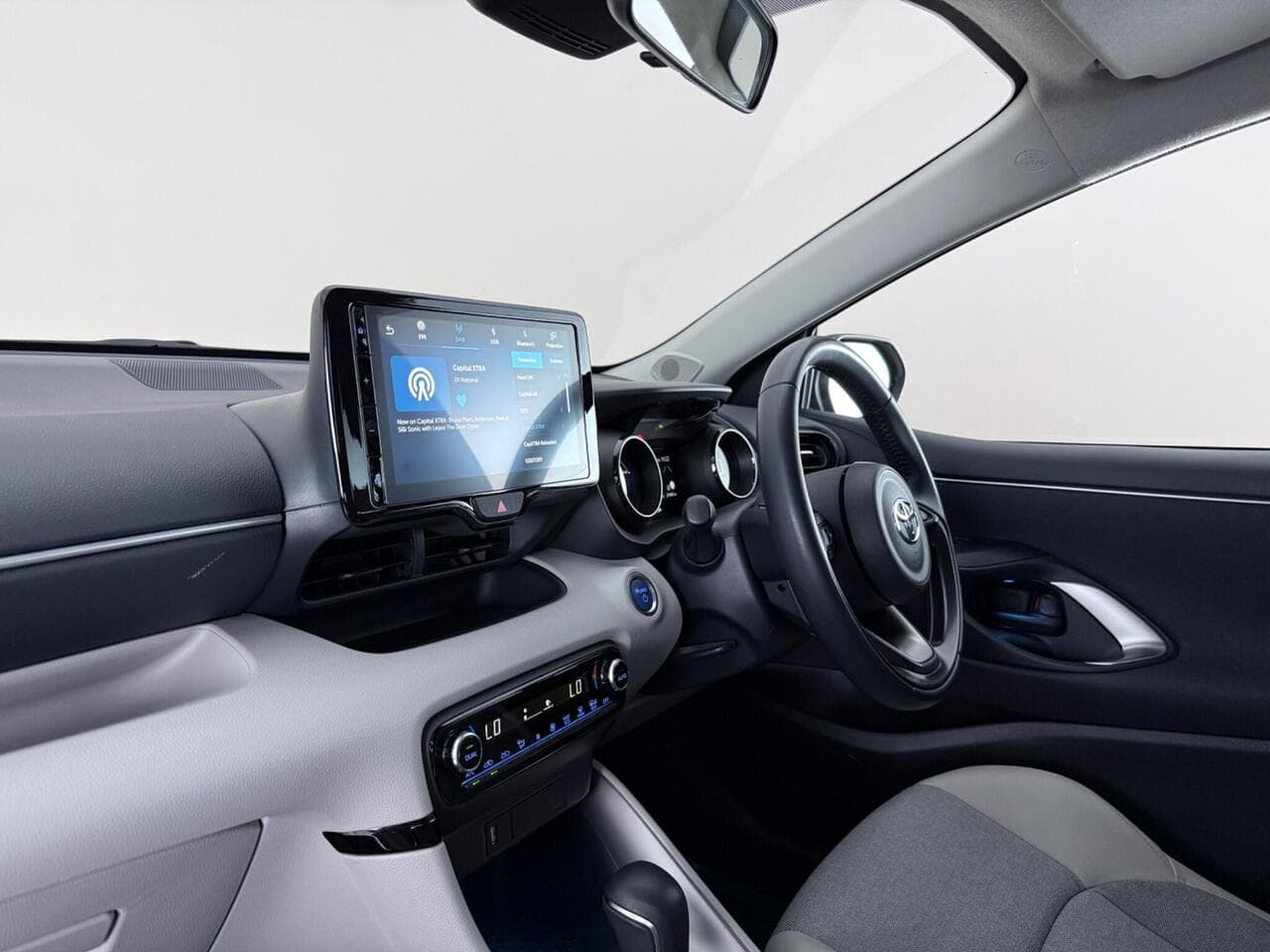 Toyota Yaris thumbnail Interior Front