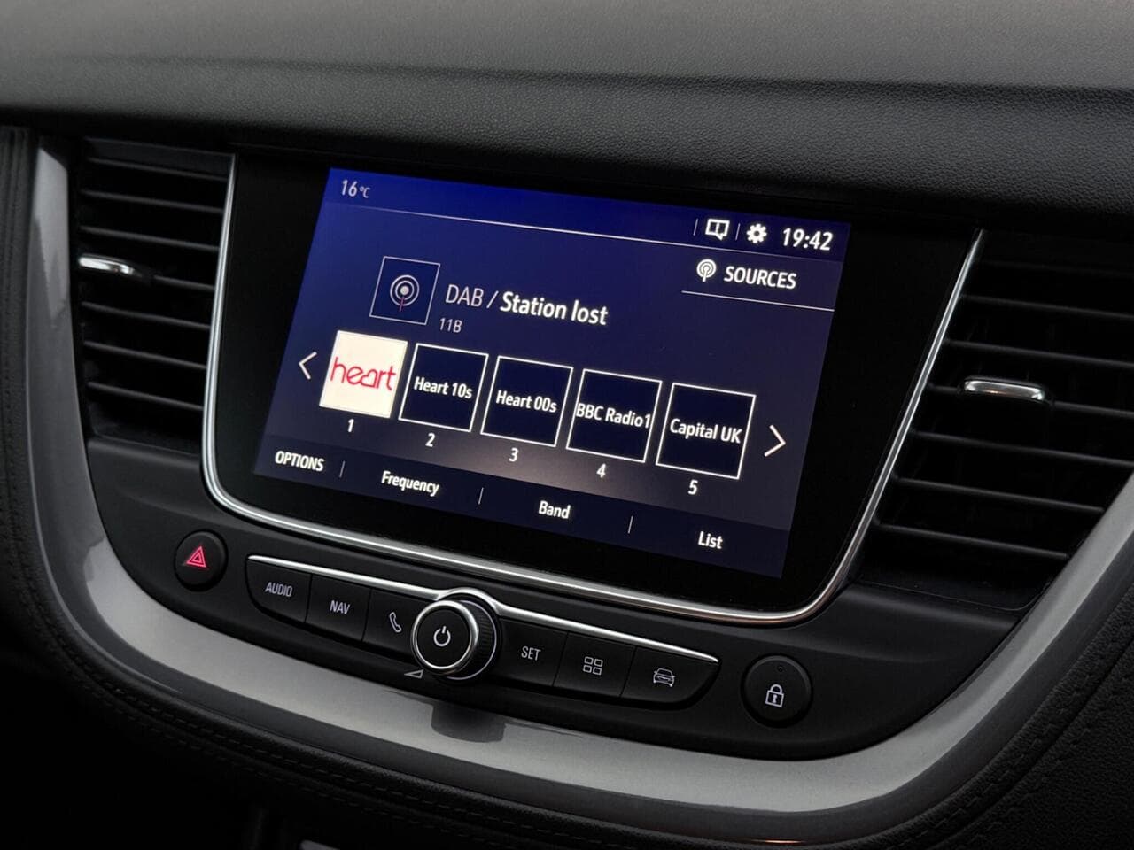 Vauxhall Grandland X thumbnail Infotainment System
