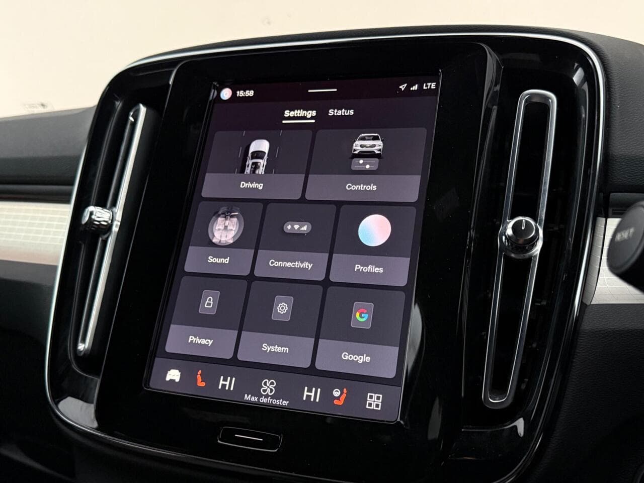 Volvo XC40 thumbnail Infotainment System