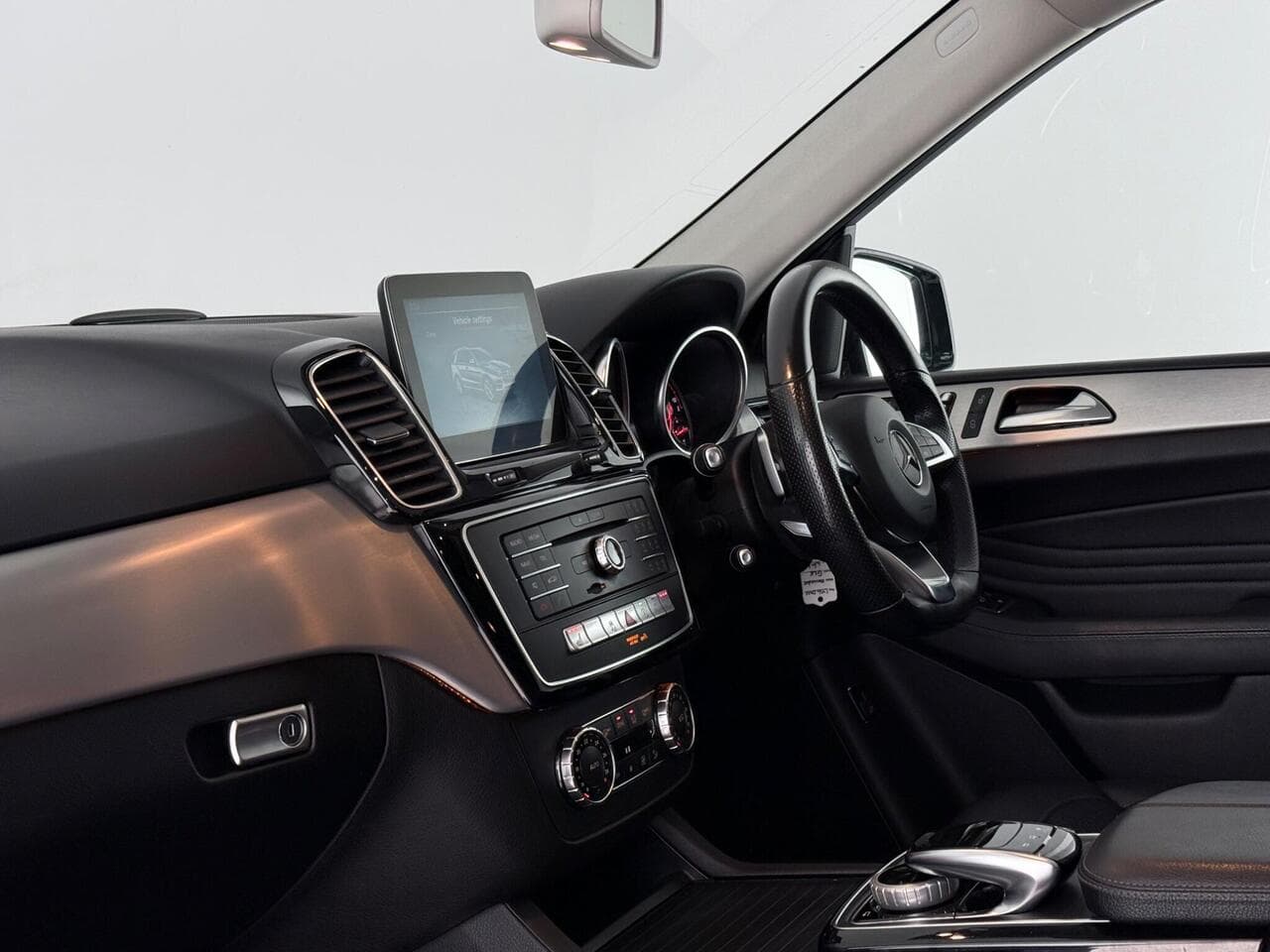 Mercedes-Benz GLE thumbnail Interior Front
