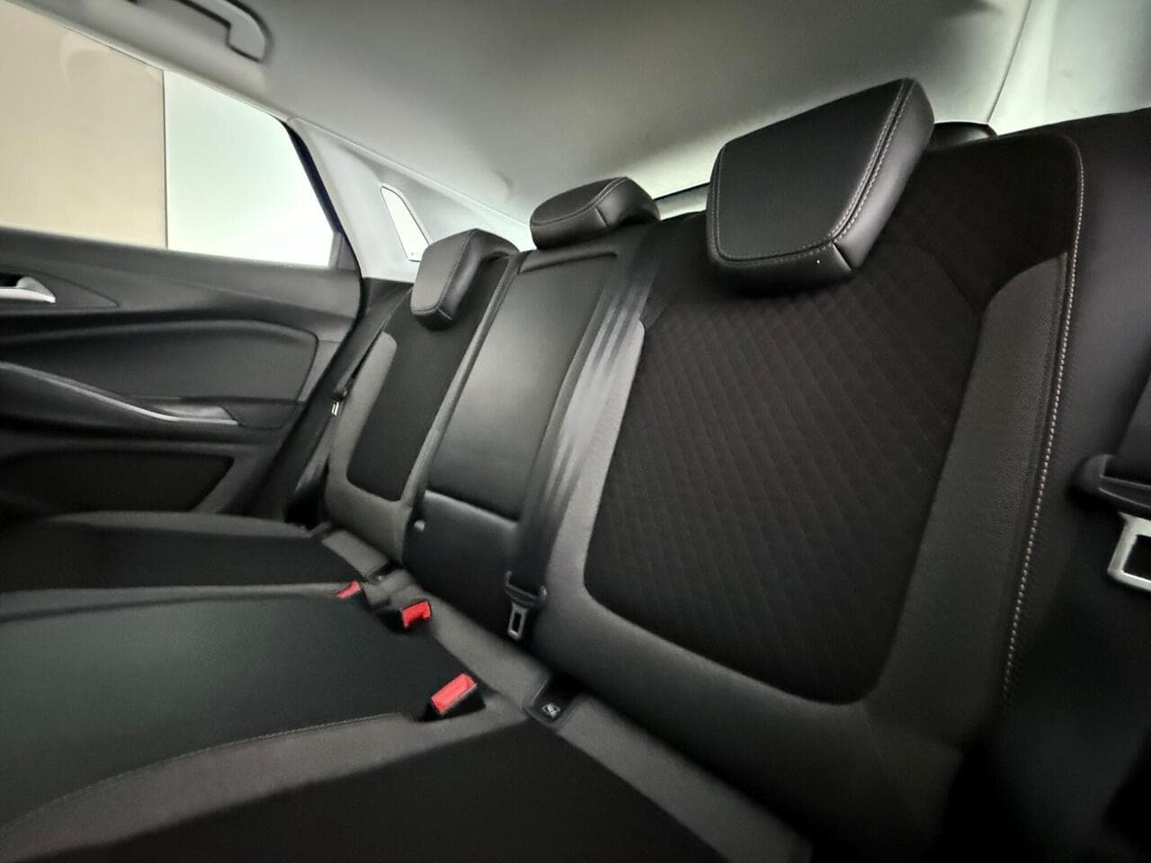 Vauxhall Grandland X thumbnail Seats Rear