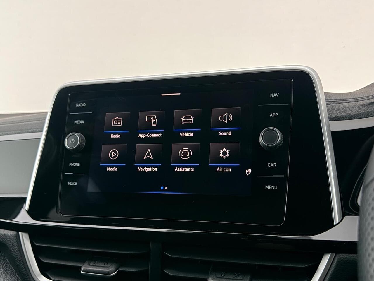 Volkswagen T-Roc thumbnail Infotainment System