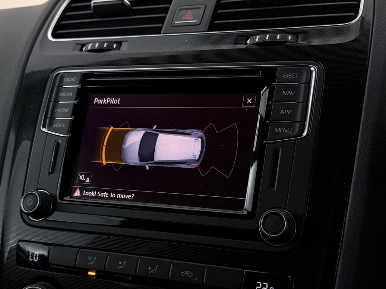 Volkswagen Scirocco thumbnail Infotainment System