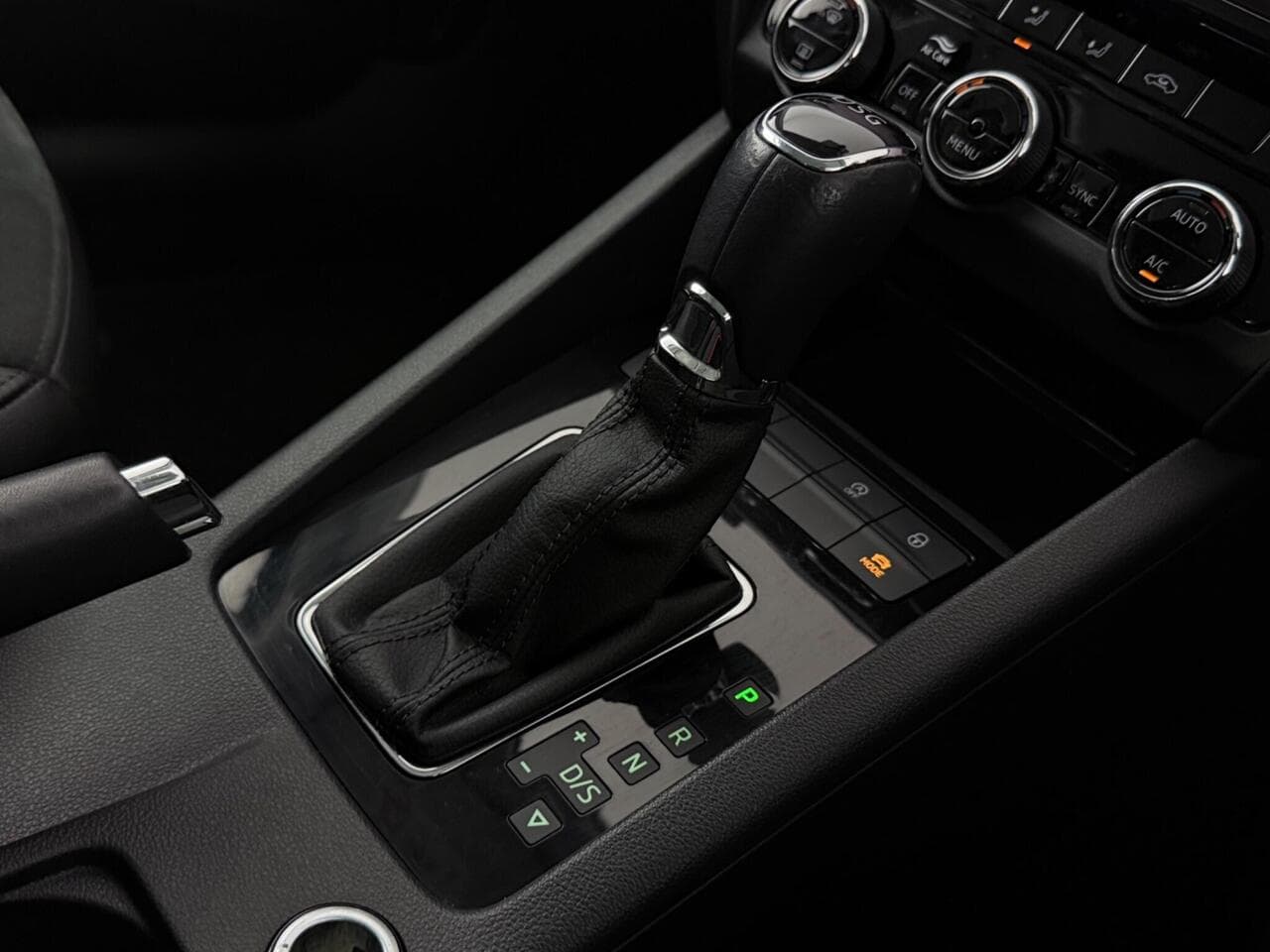 Skoda Octavia thumbnail Interior Front