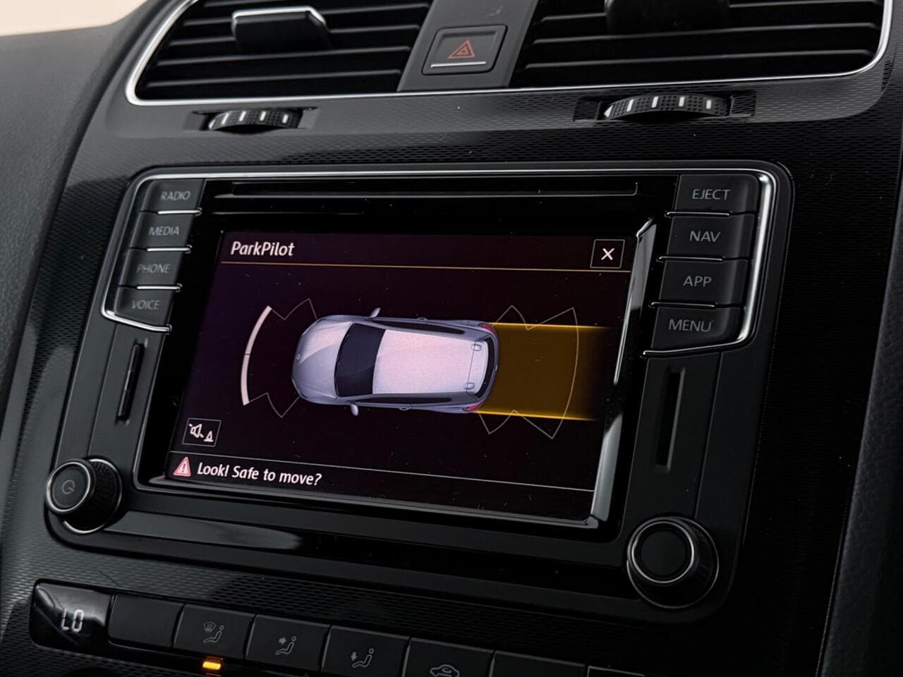 Volkswagen Scirocco thumbnail Infotainment System