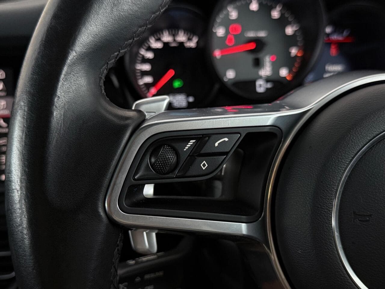 Porsche Macan thumbnail Misc Controls