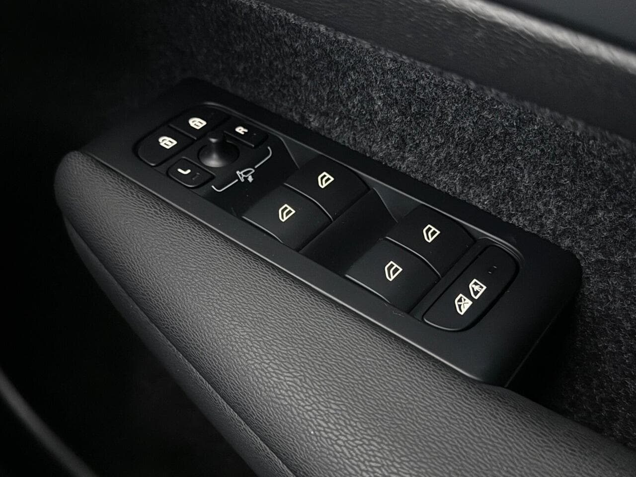 Volvo XC40 thumbnail Misc Controls