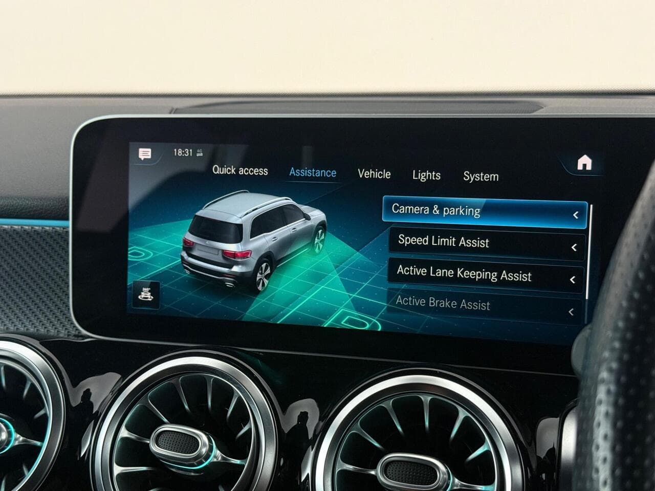 Mercedes-Benz GLB thumbnail Infotainment System