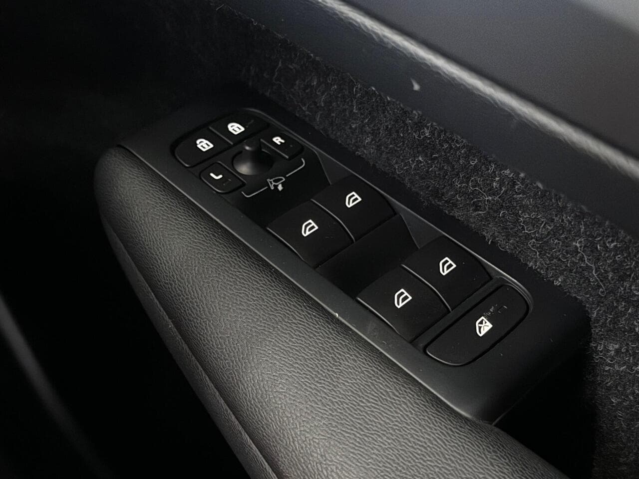Volvo XC40 thumbnail Misc Controls