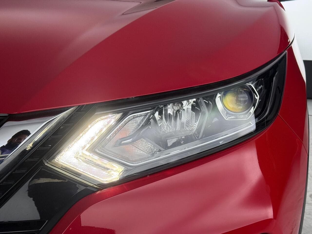 Nissan Qashqai thumbnail Lights Front