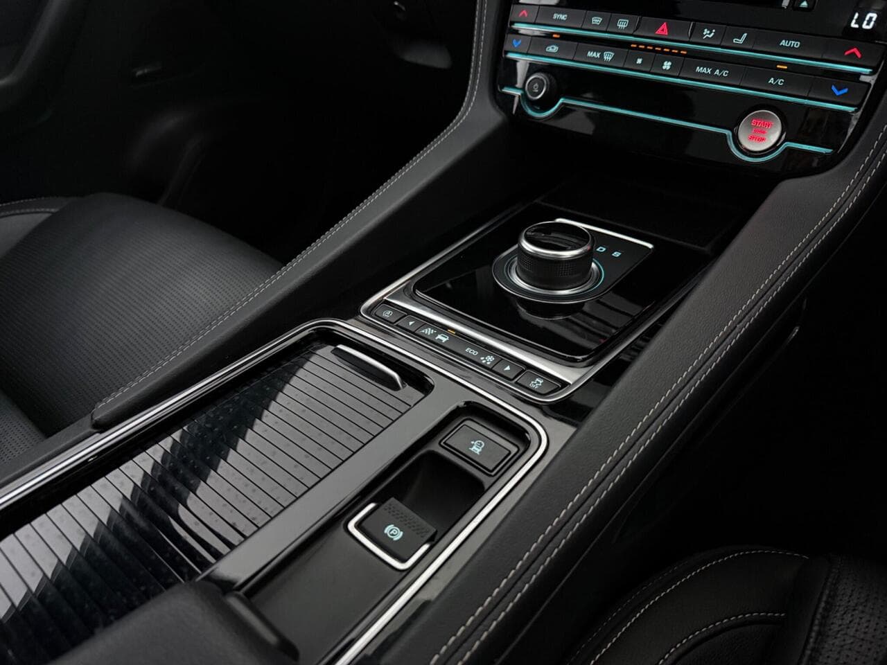 Jaguar F-PACE thumbnail Interior Front