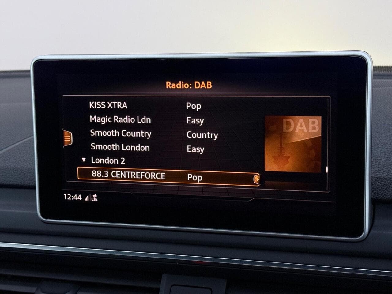 Audi A4 Avant thumbnail Infotainment System