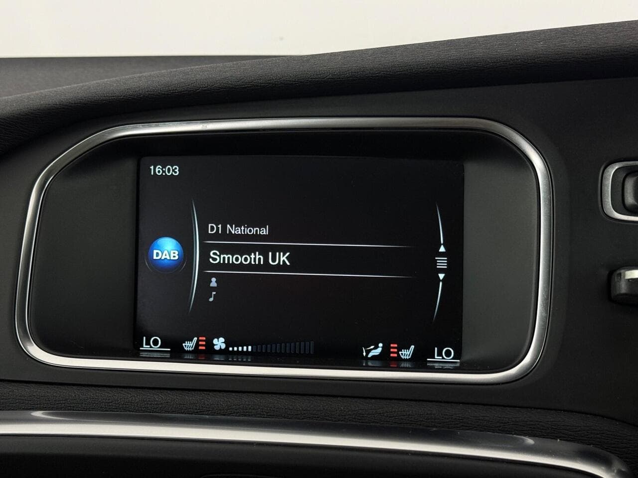Volvo V40 thumbnail Infotainment System