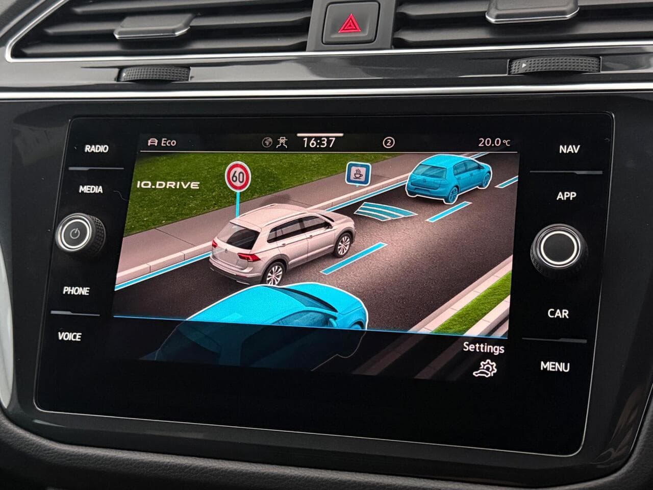 Volkswagen Tiguan thumbnail Infotainment System